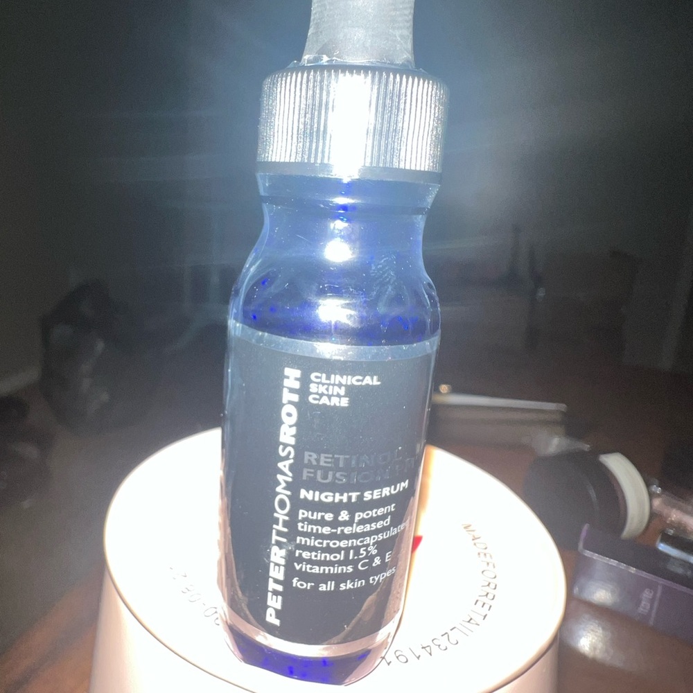Peter Thomas Roth Moisturizing Serums. - Picture 3 of 4